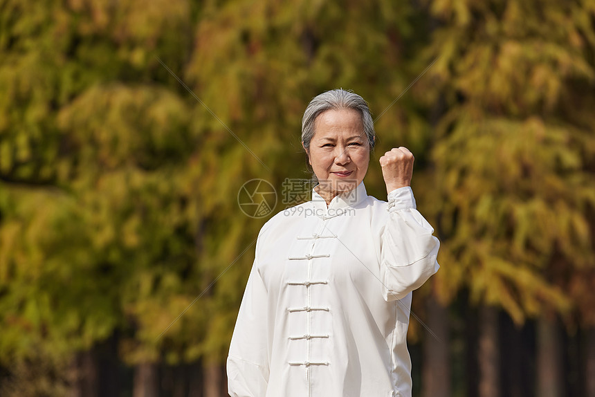 秋季老奶奶晚年生活公园练太极图片