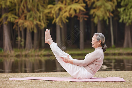 秋季老奶奶晚年生活公园里做瑜伽图片
