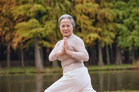 老奶奶养老公园里做瑜伽运动图片