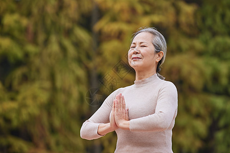 调理师老奶奶养老公园里做瑜伽运动背景