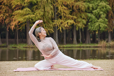 秋季老奶奶晚年生活公园里做瑜伽背景图片