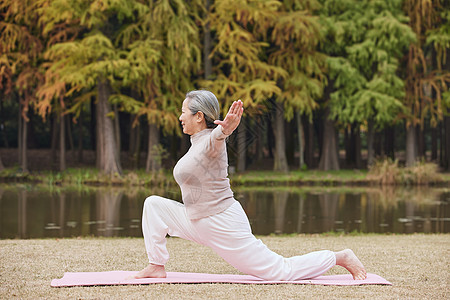 秋季老奶奶晚年生活公园里做瑜伽图片