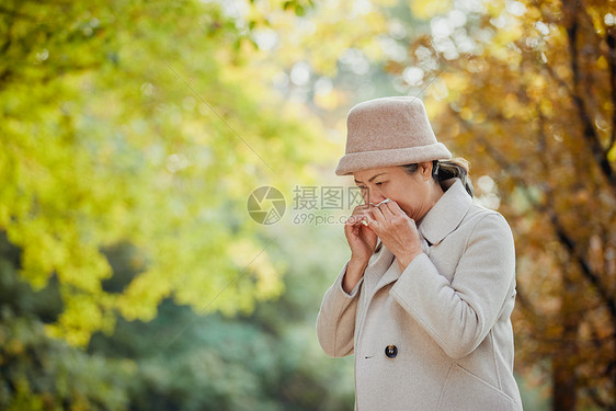 老年人老奶奶公园里流感擦鼻涕图片