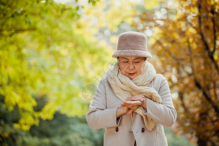 中国老人秋冬季节老奶奶逛公园保暖背景