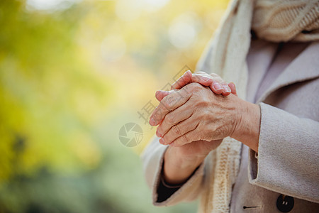 秋冬季节老年人搓手取暖抗寒特写高清图片