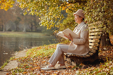 冬季老奶奶晚年生活公园里看书老年人高清图片素材