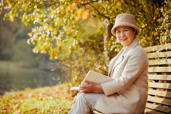 冬季老奶奶晚年生活公园里看书图片