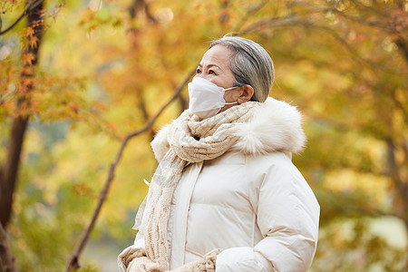 老人戴口罩秋季老人公园里戴口罩疾病疫情防护背景