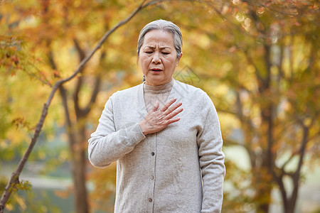 老年人老奶奶胸口疼痛高清图片