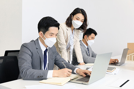 企业团队都市商务白领戴口罩办公工作复工背景