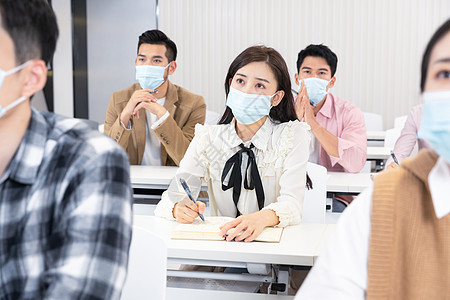 疫情期间大学生戴口罩听课上课图片