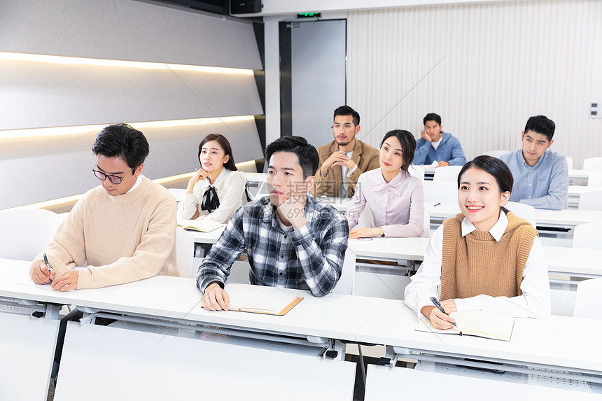 高清照片下载,该高清照片标题为成人教育大学生课堂听课听讲,编号
