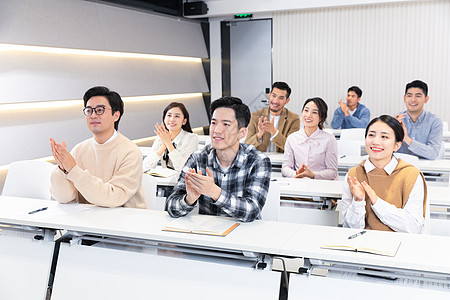 教育机构海报成人教育大学生课堂听课听讲鼓掌背景