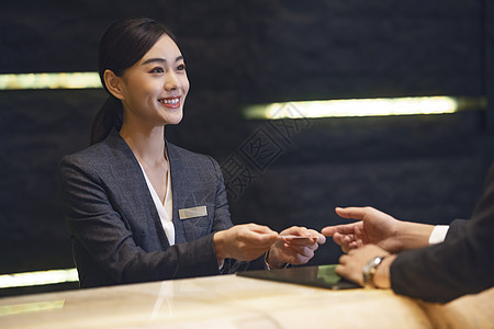 女性服务员酒店服务领取房卡背景