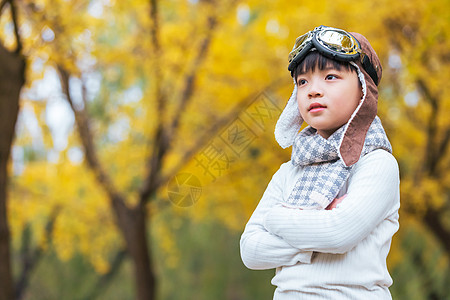 秋季银杏树下小男孩金色童年图片