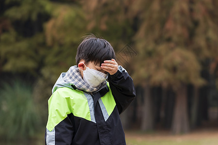 戴阳镜的小男孩秋冬儿童户外戴口罩发烧头痛背景