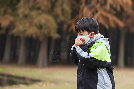 戴阳镜的小男孩秋冬儿童户外戴口罩流感咳嗽背景