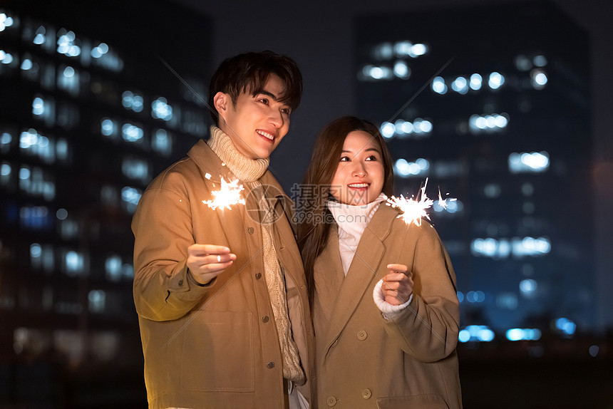 秋冬夜晚情侣室外放烟花迎新年图片