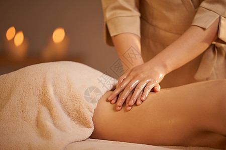 美女腿女性spa技师背部精油按摩背景