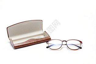 近视眼镜和眼镜盒图片
