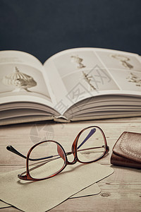 眼镜和书本图片