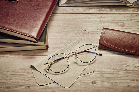 眼镜和笔记本文艺背景图片