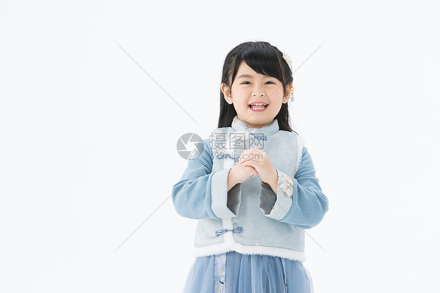 双手抱拳作揖的小女孩