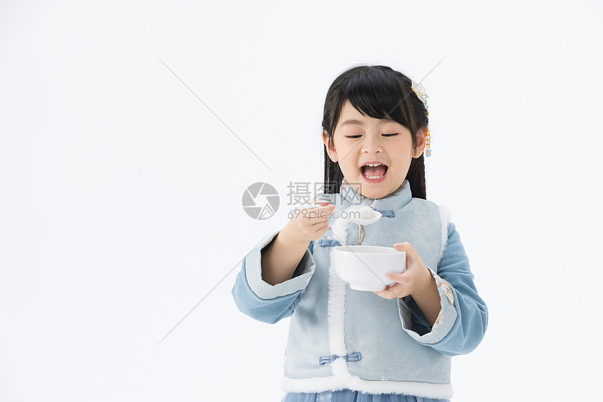 小女孩张嘴吃汤圆