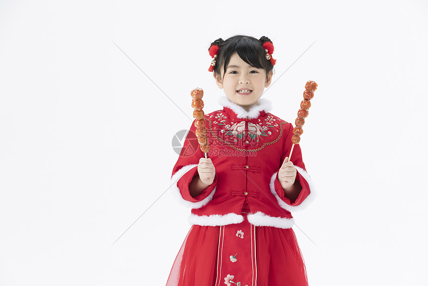 小女孩双手拿着冰糖葫芦