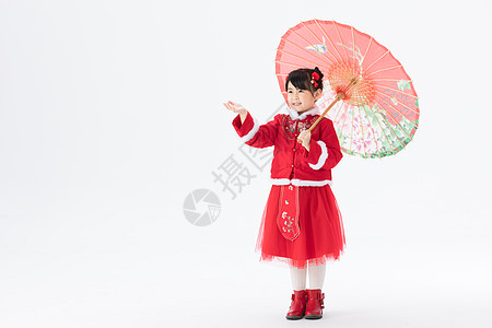 穿着新春古装打着红伞的小女孩高清图片
