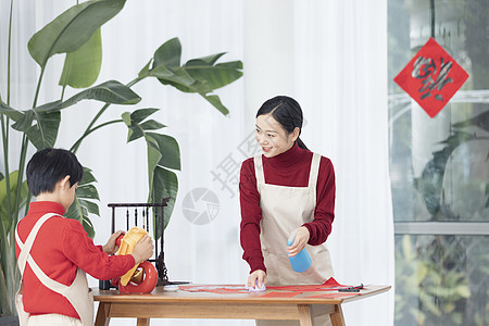 陪伴孩子春节母子家庭大扫除背景