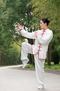 女性在公园里练太极拳图片