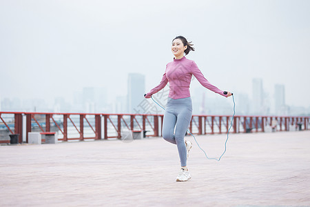 运动的人跳绳的女性图片