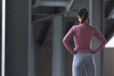 做热身运动的女性叉腰的背影背景图片