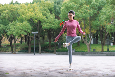 踢毽子的女性户外运动背景