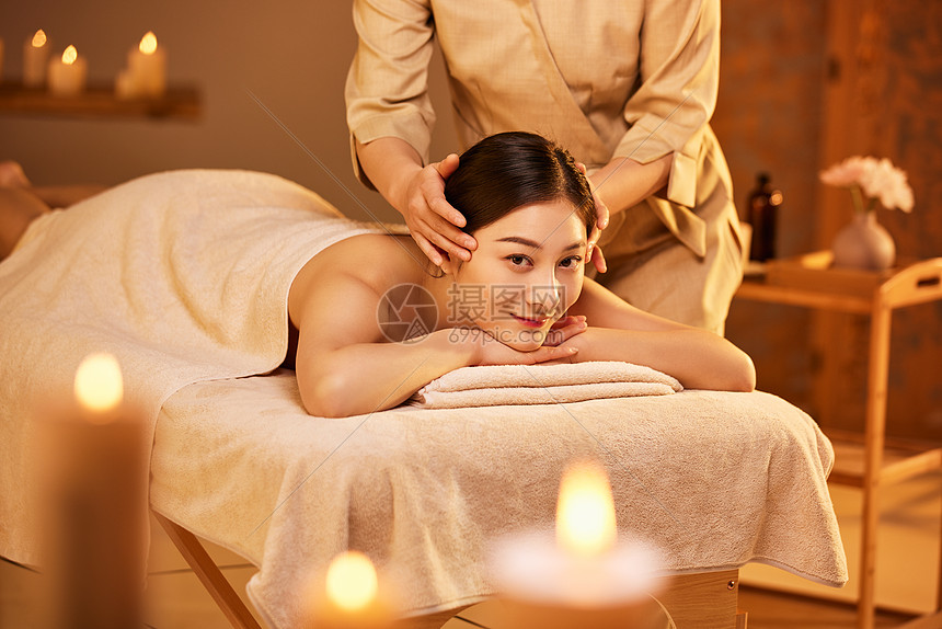 美容spa技师为女性头部按摩