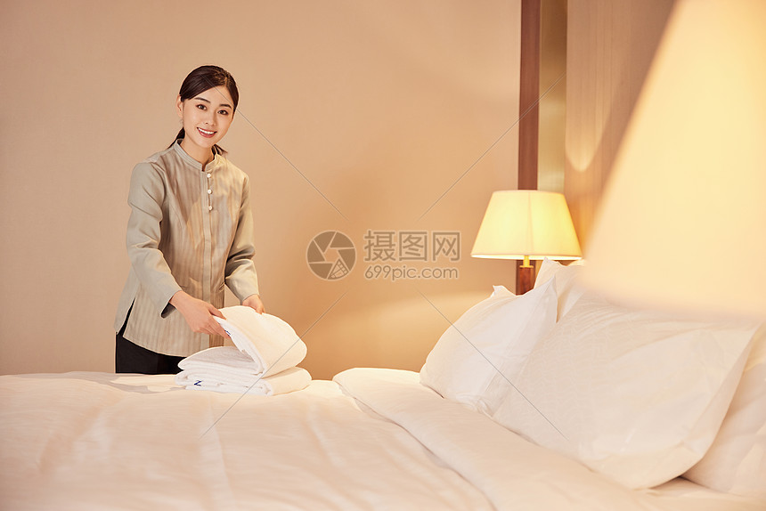 酒店服务员整理客房床铺图片