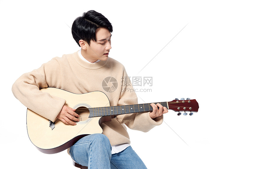 阳光男生弹奏吉他