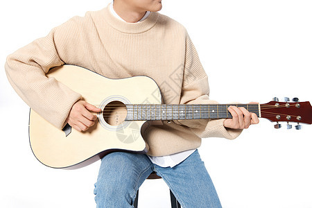 阳光男生弹奏吉他图片