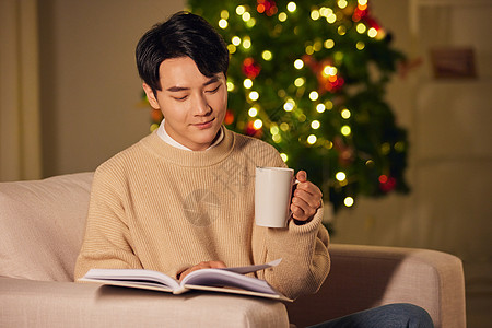 喝茶男士年轻男士冬季在家阅读喝茶背景