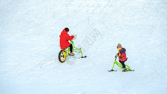 内蒙古冬季滑雪场游人游玩图片