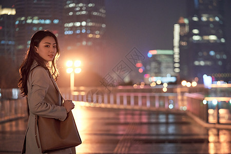 深夜加班回家路上的都市女性背景