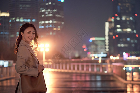 深夜加班回家路上的都市女性背景