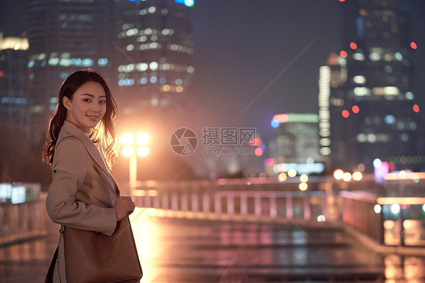 深夜加班回家路上的都市女性图片