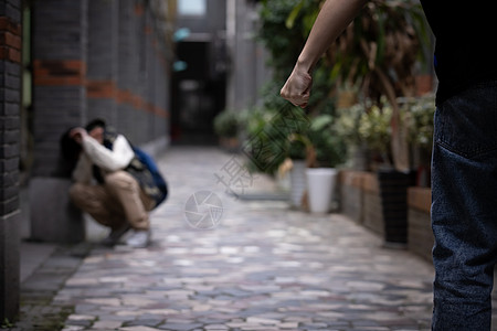 孤独自闭的青少年遭受校园欺凌蜷缩在墙角背景图片