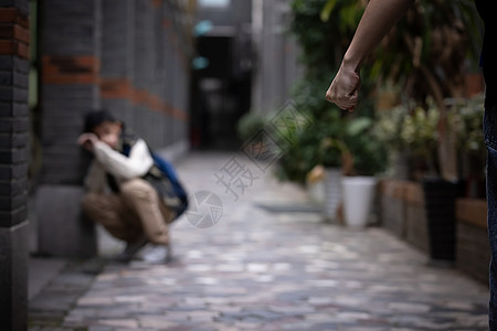 中国首都孤独自闭的青少年遭受校园欺凌蜷缩在墙角背景