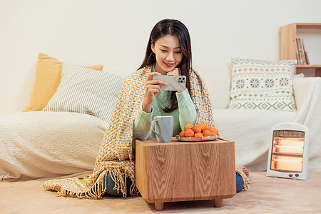 冬季美女保暖独居生活喝茶高清图片