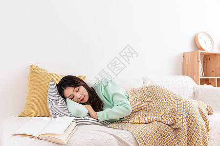 冬季保暖美女居家沙发上睡觉图片