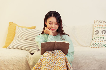 居家生活冬季保暖美女居家写日记背景