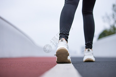 跑步的女性脚特写高清图片
